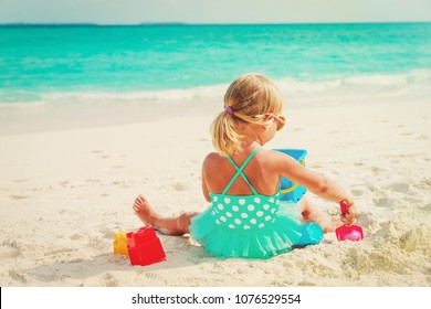 かわいい女の子がビーチで砂遊び
