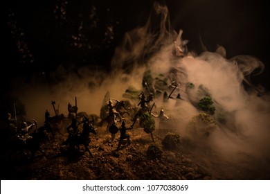 騎兵と歩兵による中世の戦闘シーン。個別のオブジェクトとしての人物のシルエットは、暗い色調の霧の背景で戦士間で戦います。夜のシーン。セレクティブ フォーカス