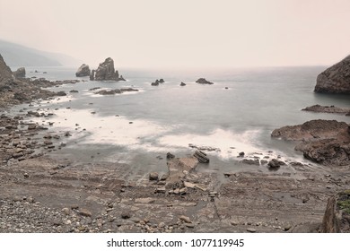 W.of Gaztelugatxe 島への入り江にある岩 - スペインの頂上にある San Juan 庵 - TV シリーズの Game of Thrones で Dragonstone 島として登場する実際の場所。ベルメオ - ビスカヤ - エウスカディ。