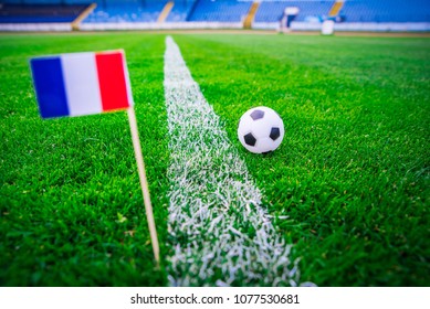 Frankrijk nationale vlag en voetbal bal op groen gras. Fans, steun foto, bewerk ruimte.