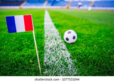 Bandeira nacional da França e bola de futebol na grama verde. Fãs, foto de apoio, espaço de edição.