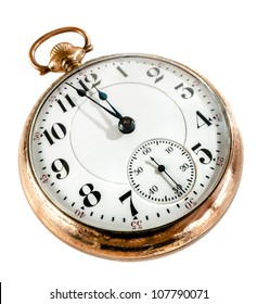 白い背景に分離された真夜中まで数分を示すアンティークの金色の懐中時計。時間、過去または締め切りの概念。
