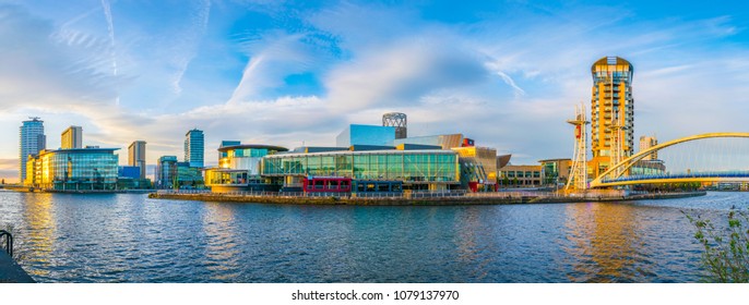 Uitzicht op het Lowry-theater en de mediastad UK in Manchester, Engeland