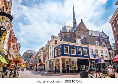 Traditionele oude straat en gebouwen in Utrecht, Nederland.