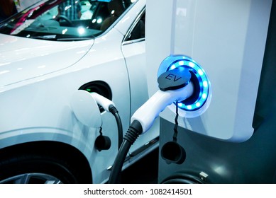 Die Stromversorgung wird an ein Elektrofahrzeug angeschlossen, um die Batterie aufzuladen. Ladetechnologieindustrie Transport, die die futuristischen des Automobils sind. EV Kraftstoff Plug in Hybridauto.