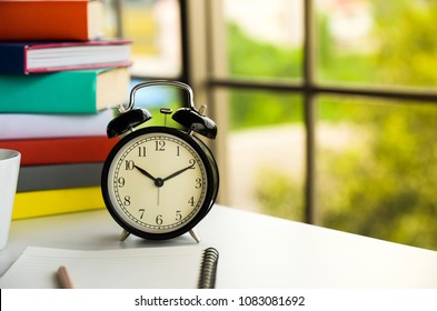 教育のコンセプト、本を重ねた教室。、ノートと鉛筆 時計は締め切りの 10 時 10 分に上映されます。