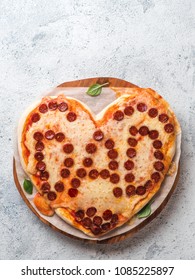 Hình nền ngày của cha với bánh pizza hình trái tim và từ cha. Bánh pizza Pepperoni hình trái tim với chữ cha trên nền xám. Sao chép không gian cho văn bản. Ngày của cha khái niệm, công thức và ý tưởng. Theo chiều dọc