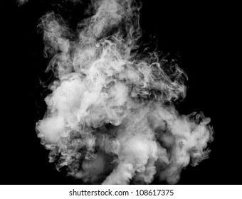 Rauchfragmente auf schwarzem Hintergrund