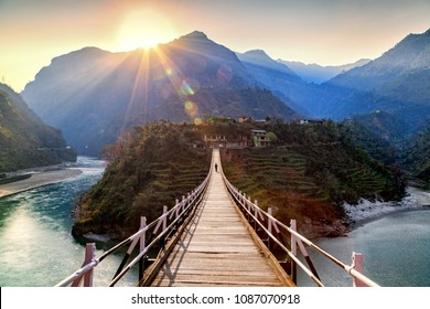 Smuk ø og hængende bro På vej til Manali, Himachal Pradesh, det nordlige Indien.