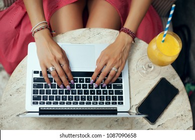 カフェでラップトップを使用してかなり若い美容女性、屋外のポートレートビジネス女性、流行に敏感なスタイル、インターネット、スマートフォン、オフィス、バリインドネシア、開催、mac OS、マネージャー、フリーランサー、ノートブックガラス