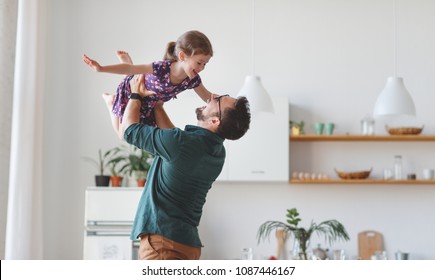 Vatertag. Glückliche Familientochter umarmt seinen Vater im Urlaub