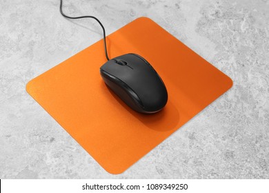 空白のパッドとテーブルの上の最新のコンピューター マウス