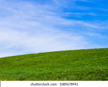 夢のような雲と青い空を背景に、なだらかな丘の緑の丘。古いオペレーティング システムの伝説的なデフォルトの壁紙に似ています。なんて至福の光景でしょう。