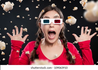 Adolescente vê chuva de pipoca caindo sobre ela em um cinema 3D