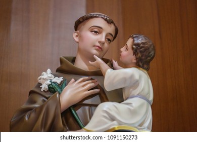 Der heilige Antonius von Padua mit der katholischen Heiligenstatue des Jesuskindes