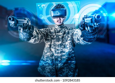 Das abstrakte Bild des Soldaten verwendet eine VR-Brille für die Überlagerung des Kampfsimulationstrainings mit dem Hologramm. das Konzept des virtuellen Hologramms, der Simulation, des Spielens, des Internets der Dinge und des zukünftigen Lebens.