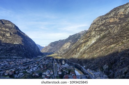 Forte di Bard, regija Valle d'Aosta Italija, decembar 2016. Pogled sa panoramskog lifta koji vodi do vrha tvrđave. Ovo mjesto je izabrano 2014. godine za snimanje filma avanture, akcije, fantazije.