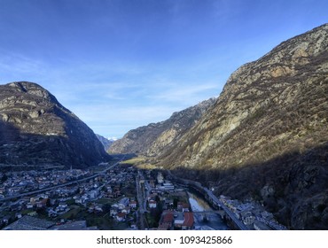 Forte di Bard, región de Valle d'Aosta, Italia, diciembre de 2016. Vista desde el ascensor panorámico que conduce a la parte superior de la fortaleza. Este lugar fue elegido en 2014 para rodar una película de aventuras, acción, fantasía.