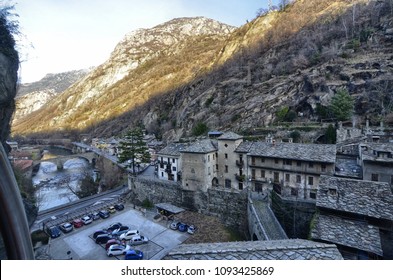 Forte di Bard, regija Valle d'Aosta Italija, decembar 2016. Pogled sa panoramskog lifta koji vodi do vrha tvrđave. Ovo mjesto je izabrano 2014. godine za snimanje filma avanture, akcije, fantazije.