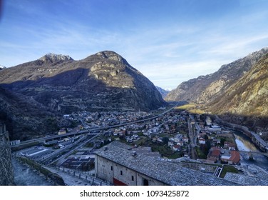 Forte di Bard, región de Valle d'Aosta, Italia, diciembre de 2016. Vista desde el ascensor panorámico que conduce a la parte superior de la fortaleza. Este lugar fue elegido en 2014 para rodar una película de aventuras, acción, fantasía.