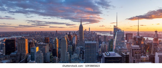 日没時のニューヨーク市のスカイラインと高層ビルの素晴らしいパノラマビュー。ミッドタウンマンハットンの美しい夜景。