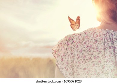 speciaal moment van ontmoeting tussen een vlinder en een meisje midden in de natuur