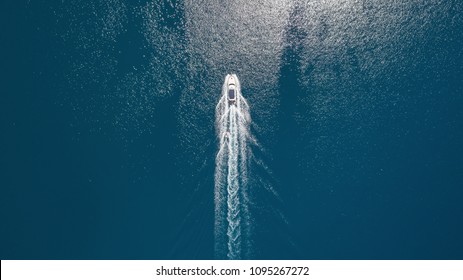 Luchtfoto op de zee en de boot. Prachtig natuurlijk zeegezicht in de zomer