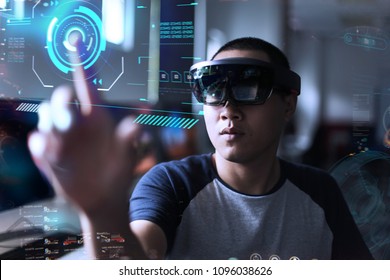Retrato de hombres jóvenes con gafas de realidad virtual 3D hololens | Joven estudiante experimenta mundo de realidad virtual en el laboratorio
