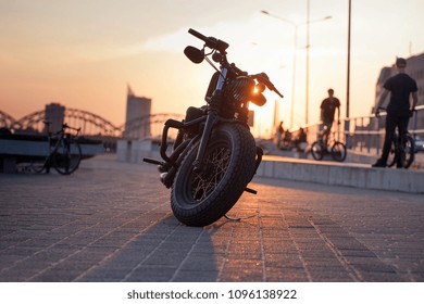 Estancia de motos en el aparcamiento bajo los rayos del atardecer