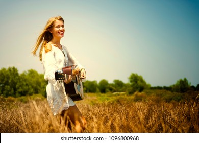 Schöne Singer-Songwriterin mit ihrer Gitarre