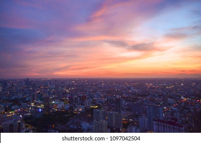 バンコク市 (タイ)、夜のバンコクの美しい空。バンコクのシティスケープと色とりどりの夕日。