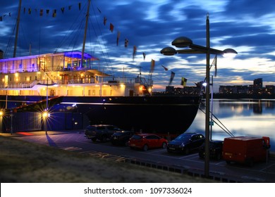 Nachtscène vanuit de haven van Leith bij het Royal Yacht Britannia