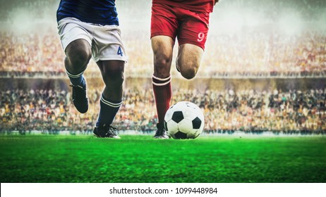 Twee voetbalvoetballer die een bal dribbelen tijdens wedstrijd in het stadion