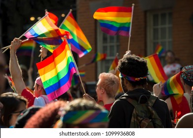 Pendukung mengibarkan bendera pelangi dan tanda-tanda di Parade Pride tahunan saat melewati Greenwich Village di New York City
