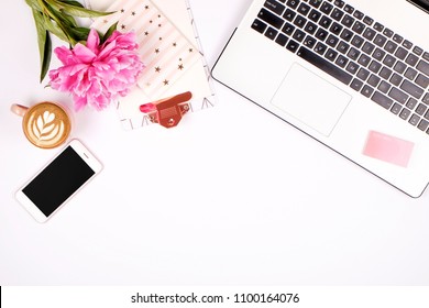 Girly Büro Desktop mit schwarz-weißen Laptop-Tastatur, rosa Pfingstrosen Blumenstrauß, Tasse Kaffee, Handy mit leerem Bildschirm, Smartphone, Stift, Zubehör. Hintergrund flach liegen, Kopierraum, Nahaufnahme
