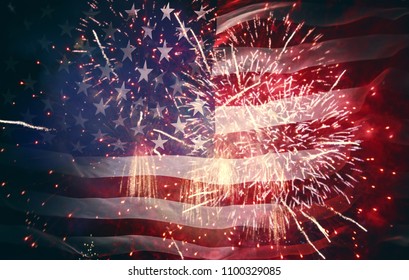 Liburan patriotik. Amerika Serikat merayakan 4 Juli. Bendera Amerika di latar belakang kembang api.
