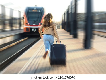 Frau verspätet sich vom Zug. Tourist läuft und jagt den abfahrenden Zug im Bahnhof. Person mit Stress, die Koffer auf Plattform zieht. Eile, um weiterzukommen.