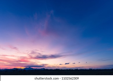 Cielo de la tarde, Increíble cielo colorido y espectacular puesta de sol, Majestuosa nube de luz solar esponjosa, Naturaleza idílica Fondo pacífico, Belleza Hora azul oscuro al atardecer, Montaña de silueta de anochecer púrpura en el crepúsculo