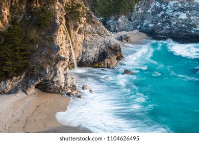 Kalifornské vodopády McWay Falls v Big Sur