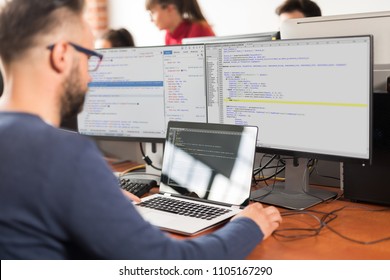 Entwicklung von Programmier- und Codierungstechnologien. Website design. Programmierer, der in einem Büro eines Softwareentwicklungsunternehmens arbeitet.
