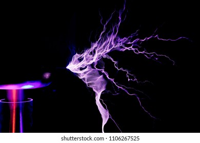 Bobina de Tesla, descarga electrostática sobre fondo negro