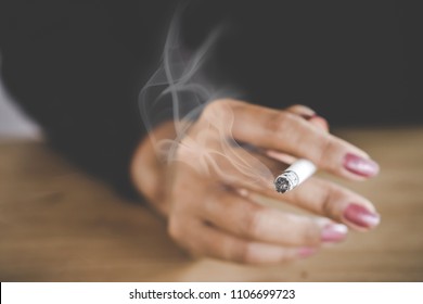primer plano mujer mano fumar cigarrillo, concepto de estilo de vida poco saludable