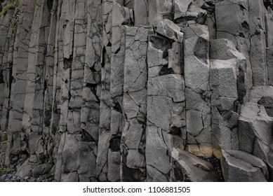 Basalt-Säulen in der Hálsanefshellir Höhle am Strand von Reyn