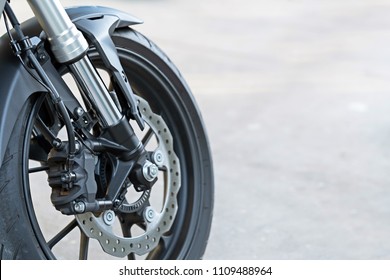 Close-up van radiaal gemonteerde remklauw op motorfiets met schijfrem en ABS-systeem op een sportfiets met kopieerruimte
