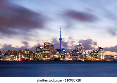この画像は、ニュージーランドのオークランドのスカイラインを示しています
