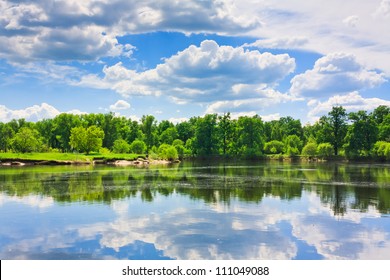 Reflexión del cielo y de las nubes en el lago