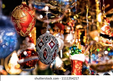 Glasweihnachtsbaumschmuck im Nachtmarkt am Gendarmenmarkt im Winter Berlin, Deutschland. Adventsmesse und Basarstände mit Bastelartikeln.