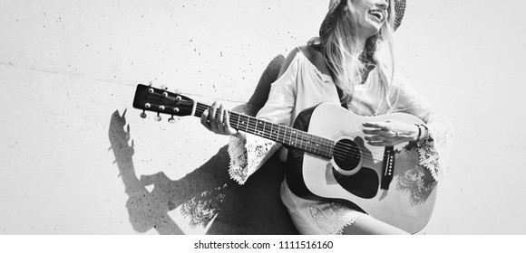 Hermoso cantautor tocando una guitarra