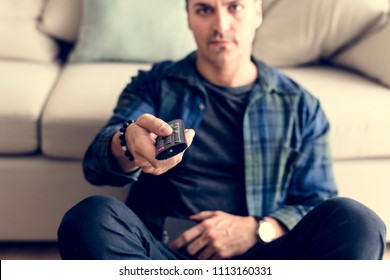 Kaukasesche Mann benotzt Fernseh Controller