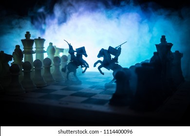 Mittelalterliche Kampfszene mit Kavallerie und Infanterie auf Schachbrett. Schachbrettspielkonzept von Geschäftsideen und Wettbewerbs- und Strategieideen Schachfiguren auf einem dunklen Hintergrund mit Rauch und Nebel.